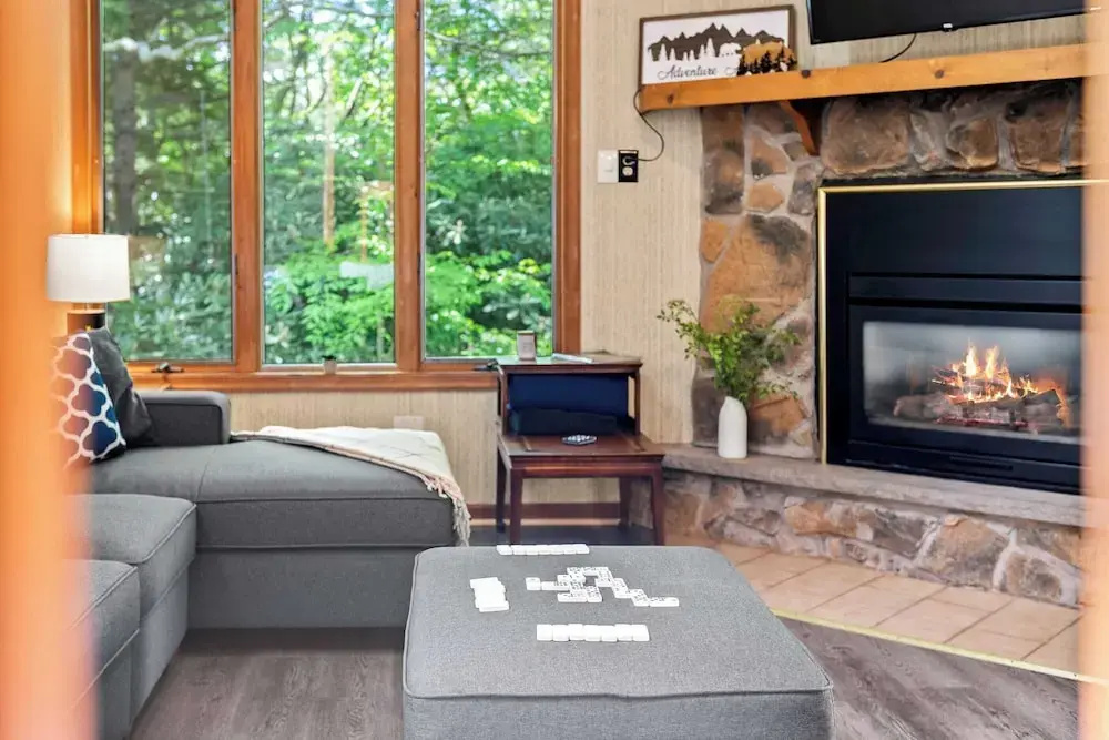 Harmony Ridge by Avantstay Fireplace, Large Deck & Forest Views