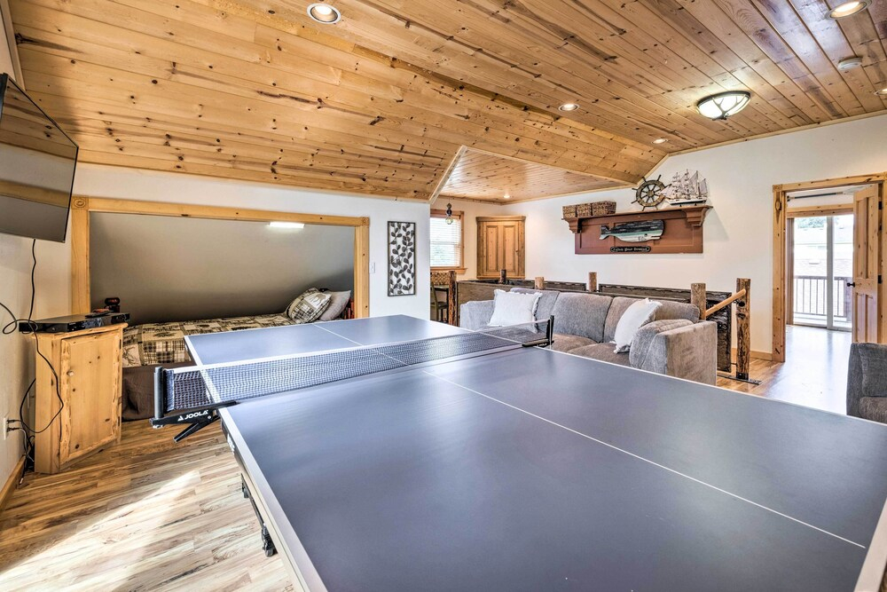 Rockaway Beach Hideaway w/ Hot Tub & Fireplace!