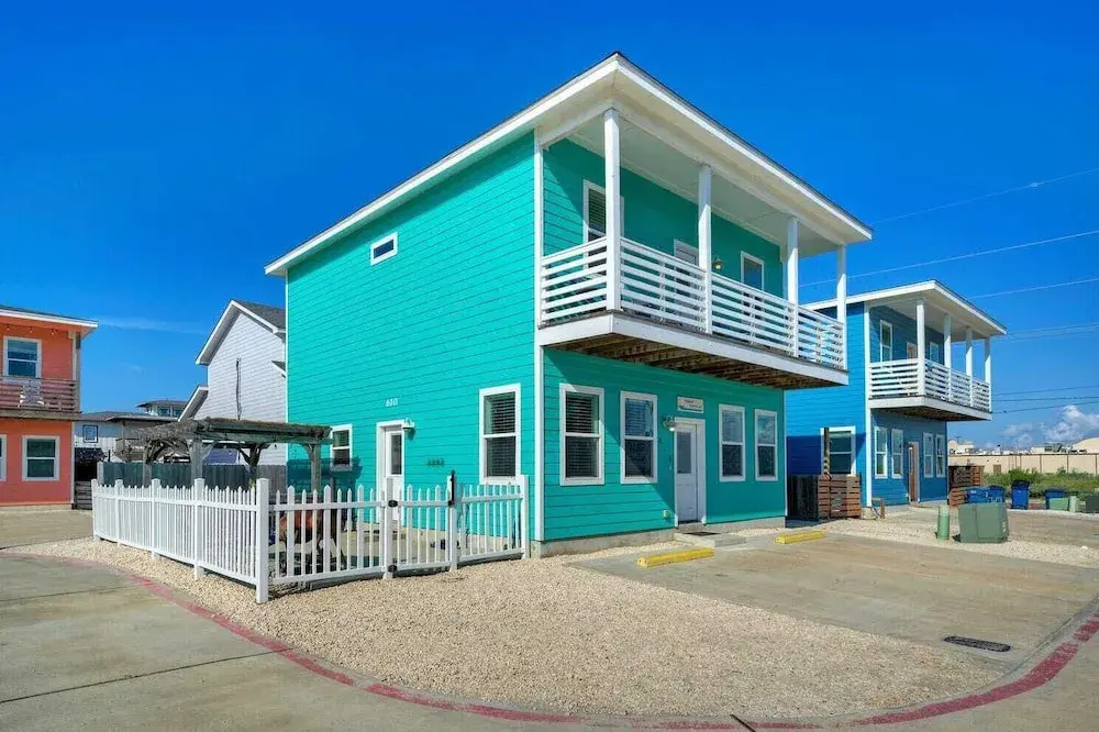 2 Homes in Gulf Village by Avantstay Sleeps 24, 2blocks to the Beach, Pool, Game Room, Patio w/ Outdoor Bar