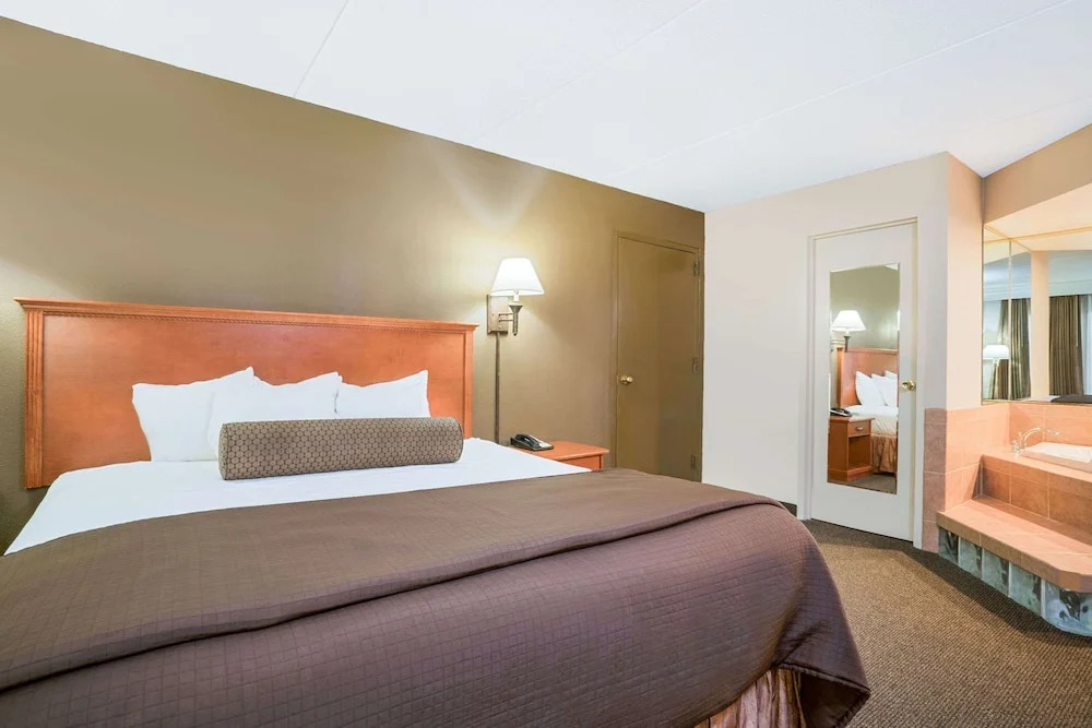 Ramada Plymouth Hotel And Conference Center
