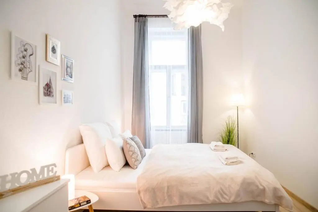 Comfy, renewed 3 bedroom apt in center