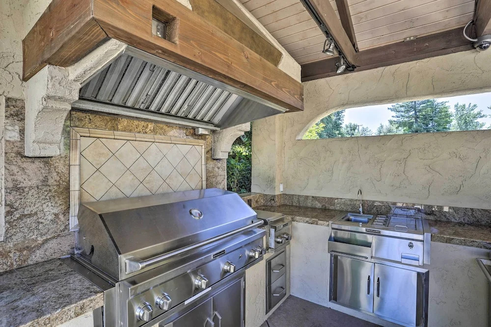 Redding Getaway w/ Hot Tub & Outdoor Kitchen!