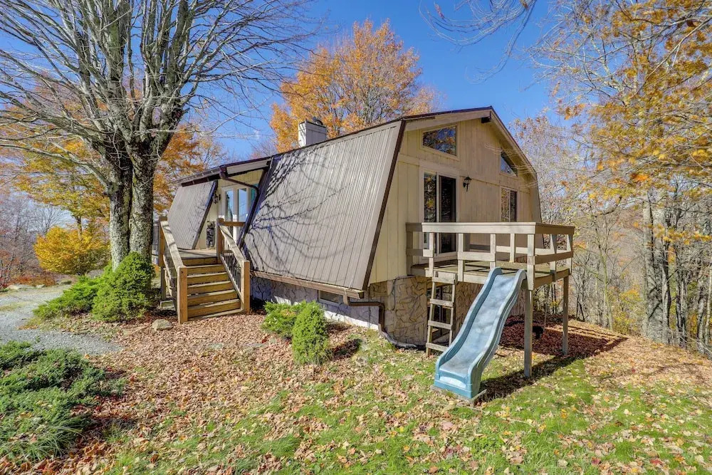 2 Mi to Beech Mtn Resort: Family Home w/ Hot Tub!