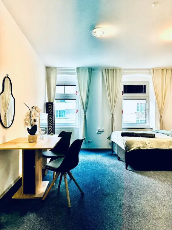 Private Rooms in Spacious 7-Bedroom Apartment, Prime Location