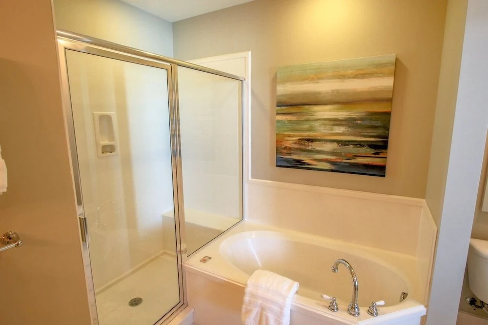 Waterscape A602 - 3 Br condo by RedAwning