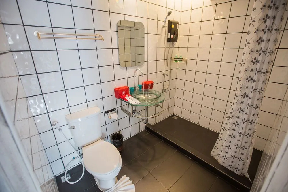 ZEN Rooms Manee Nopparat Soi 1