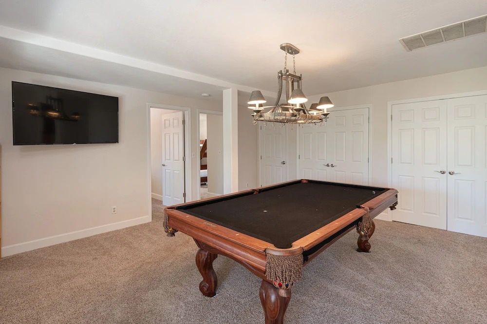 New Listing! All-season W/ Private Hot Tub 5 Bedroom Home