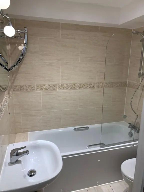 Spacious 2 Bed Apartment With Off Street Parking