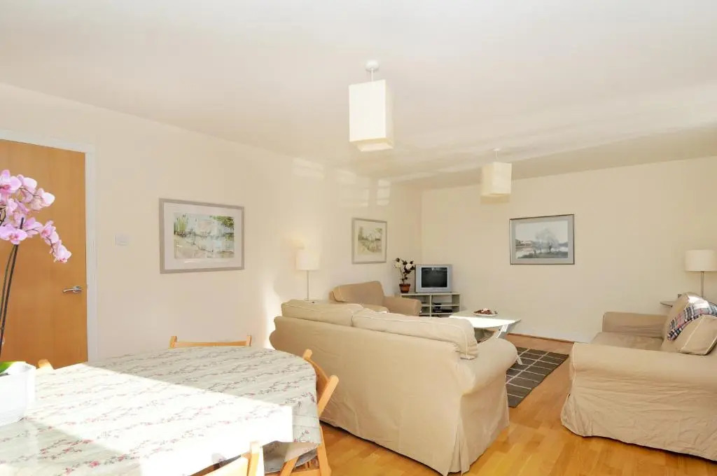 202 quiet 2 bedroom property in residential area with secure private parking