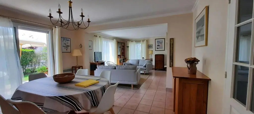 Sumptuous Holiday House Near The Beaches