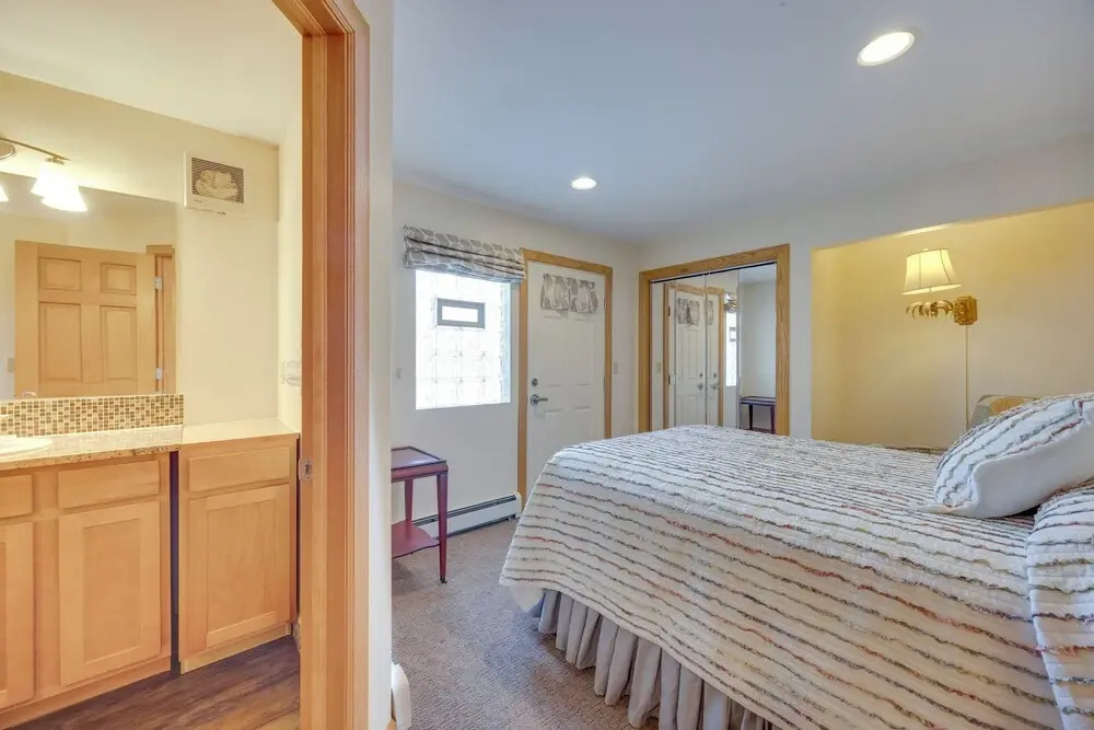 1/2 Mi to Attractions: Apartment w/ Deck
