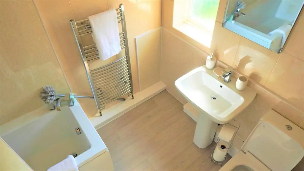 Spacious 3 bed house, great for FAMILIES and CONTRACTORS, sleeps 5 plus FREE Parking - Triumph Serviced Accommodation Wolverhampton