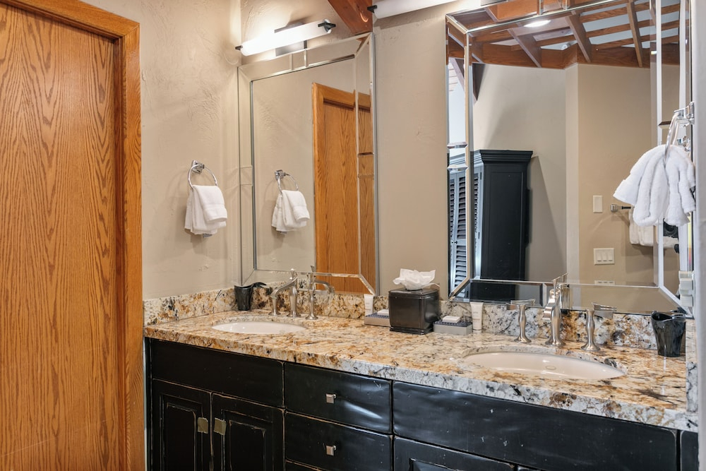 Family-friendly Ski Escape With Hot Tub 4 Bedroom Condo