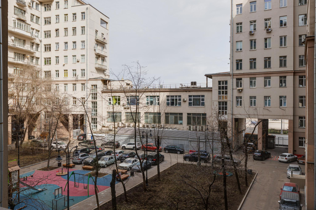 Счастливые метры в Доме на набережной, центр Москвы