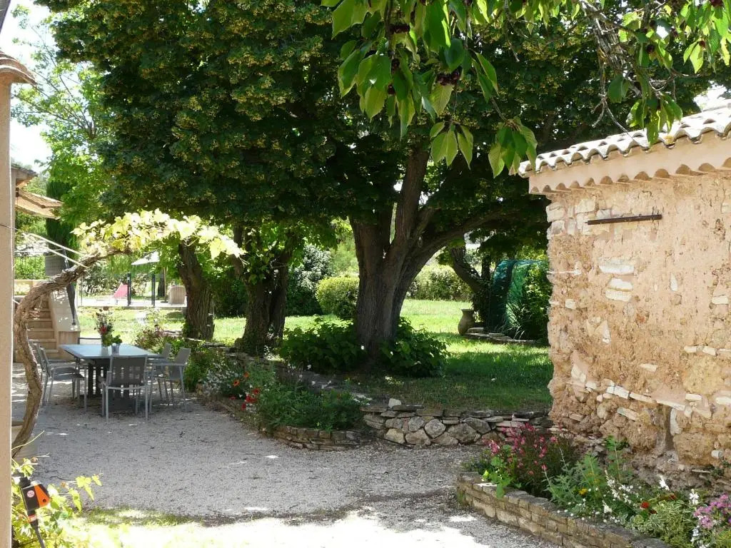 typical provencal mas with pool, a little corner of paradise with view of sainte victoire, close to aix en provence, sleeps 10