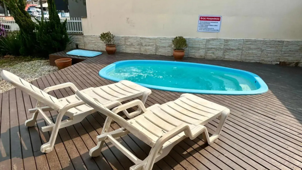 Piscina e Sinuca CASA Beto Carrero 500m do Parque 1 suite e 2 quartos 3bwc a 300m da Praia churrasqueira e estacionamento privado