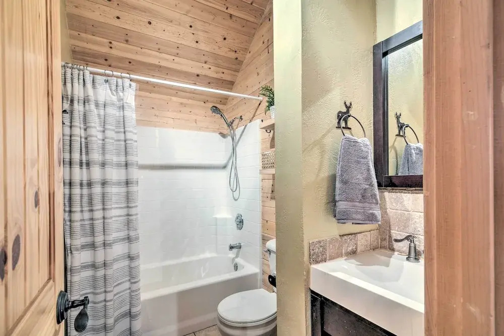 Duck Creek Village Cabin: Hike, Ski, & Bike