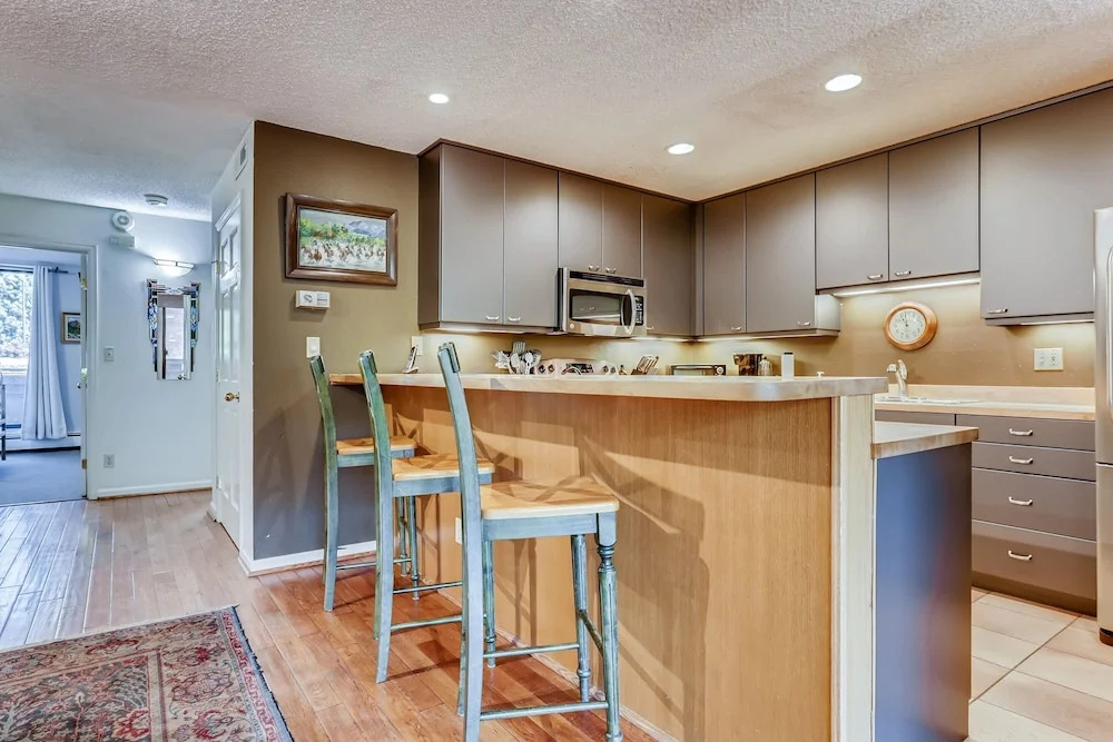New Listing! Apres-ski Dream - Walk To Gondolas 4 Bedroom Condo