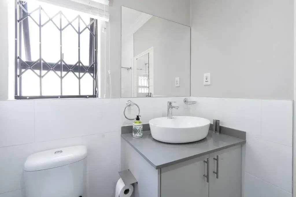 Private Modern 10 bdrm Home tucked away in Sandton