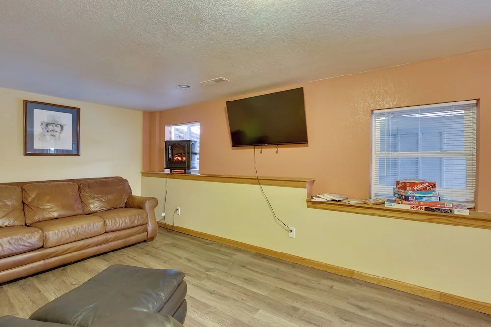 Lead Apartment ~ 5 Mi to Terry Peak Skiing!