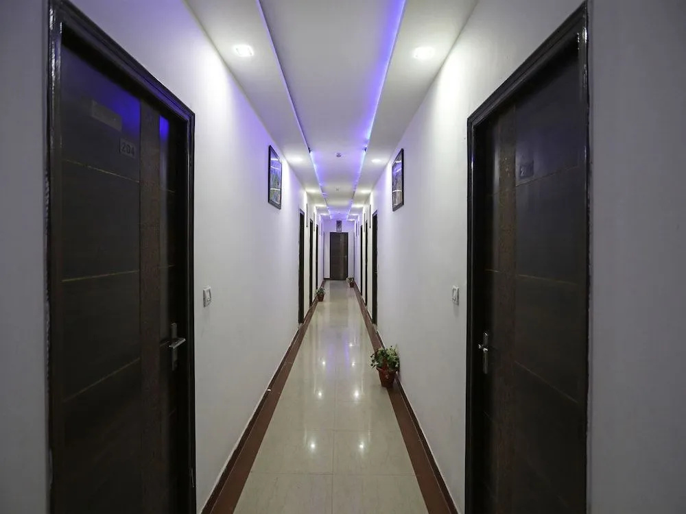 OYO 23297 Hotel Vanaya Palace