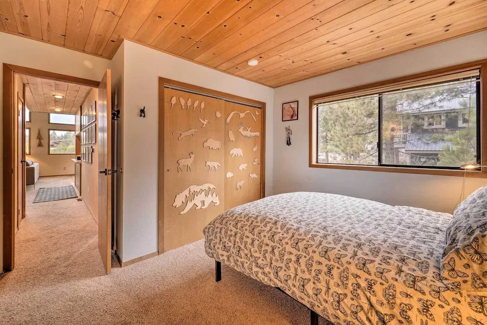 Deck + Fireplace: Log Cabin in Tahoe Donner!