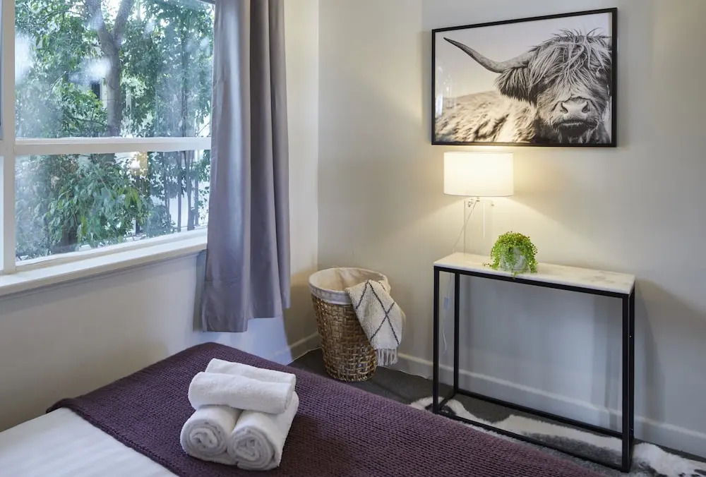 1 Bedroom Apt With Parking Stroll to Elwood Beach