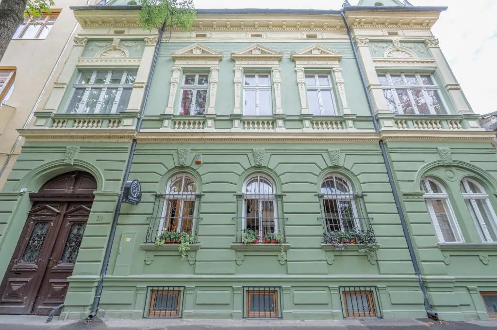 Victoria Apartment 1901