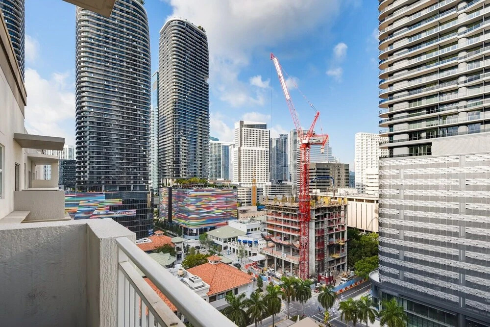 NEW- Fast Wifi - Work Desk - Top Floor - 2BR/2BA Miami! (CD2)