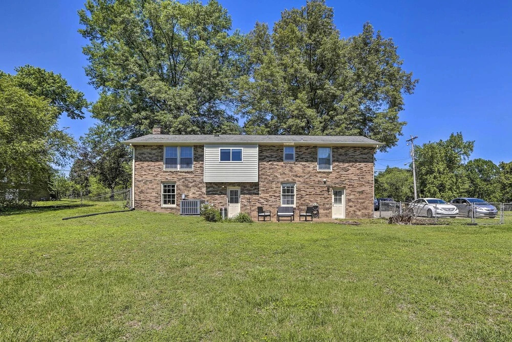 Garden-level Hendersonville Apt: 20 Mi to Broadway