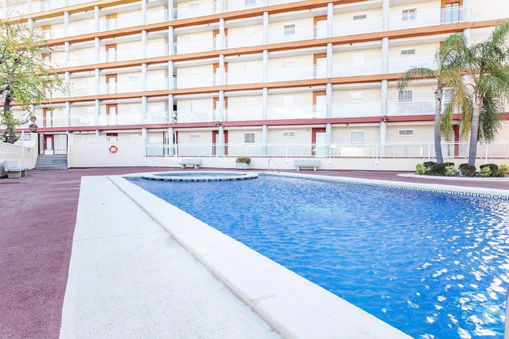 Apartamento con terraza y piscina