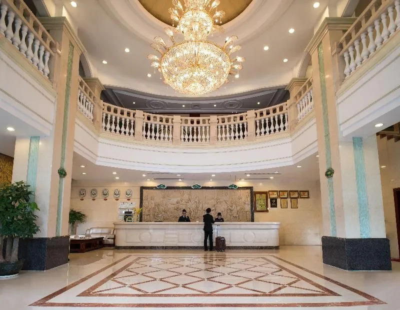 Vienna International Hotel (Shenzhen Shuanglong Subway Station)