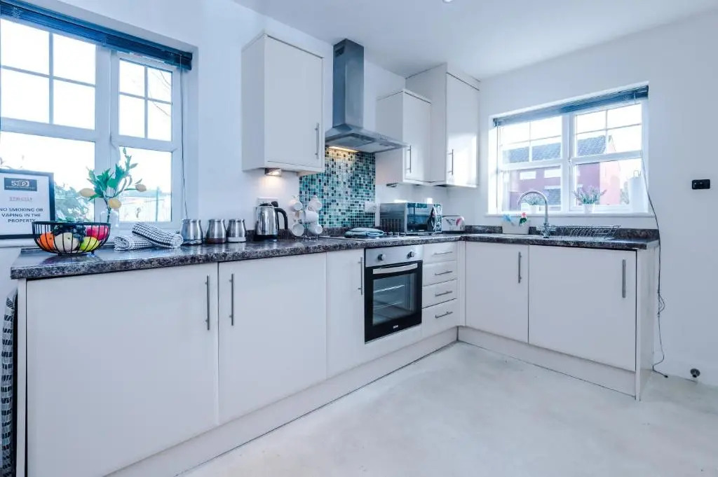 Modern 4-Bed Townhouse in Crewe by 53 Degrees Property, Ideal for Contractors & Business, FREE Parking - Sleeps 8