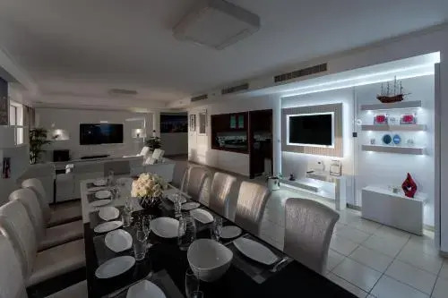Dubai 5* Penthouse front sea 6 Bdr. private pool!