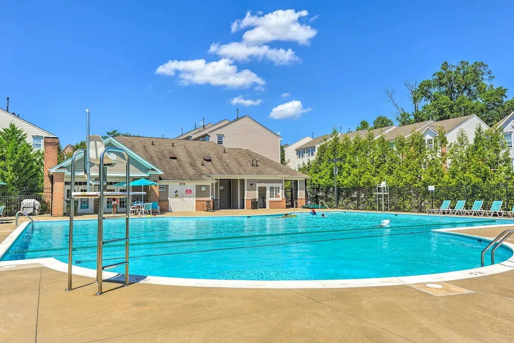 Elkridge Townhome ~ 15 Mi to Dtwn Baltimore!