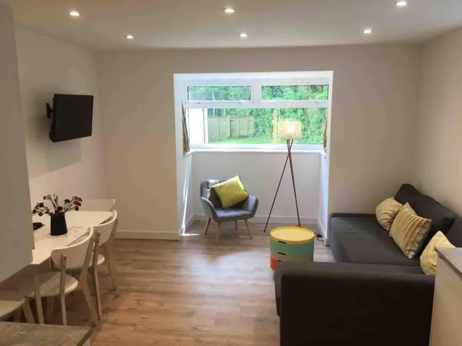 Bright and spacious annex near Lymington with private garden