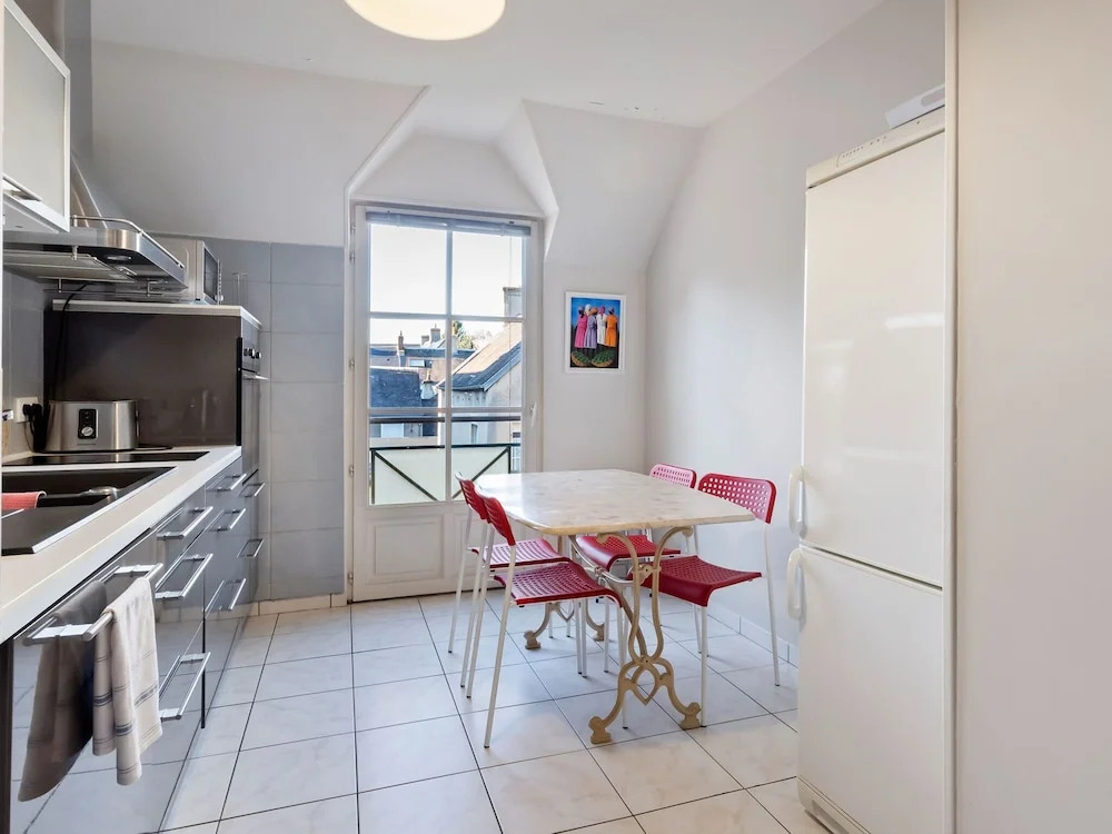 Modern & Spacious Apartment in Downtown Bayeux