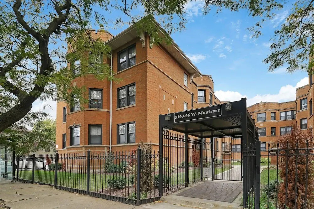 Portage Park Classic 1BR Apt in Montrose