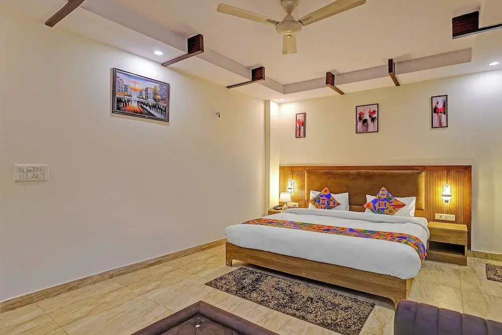 FabHotel Orchid White Inn - 600m from Noida Sector 16 Metro Station Noida