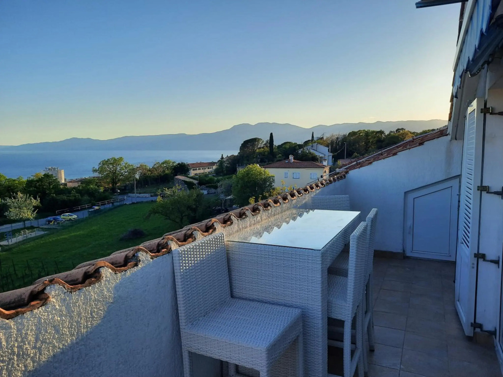 Sea view later apartment