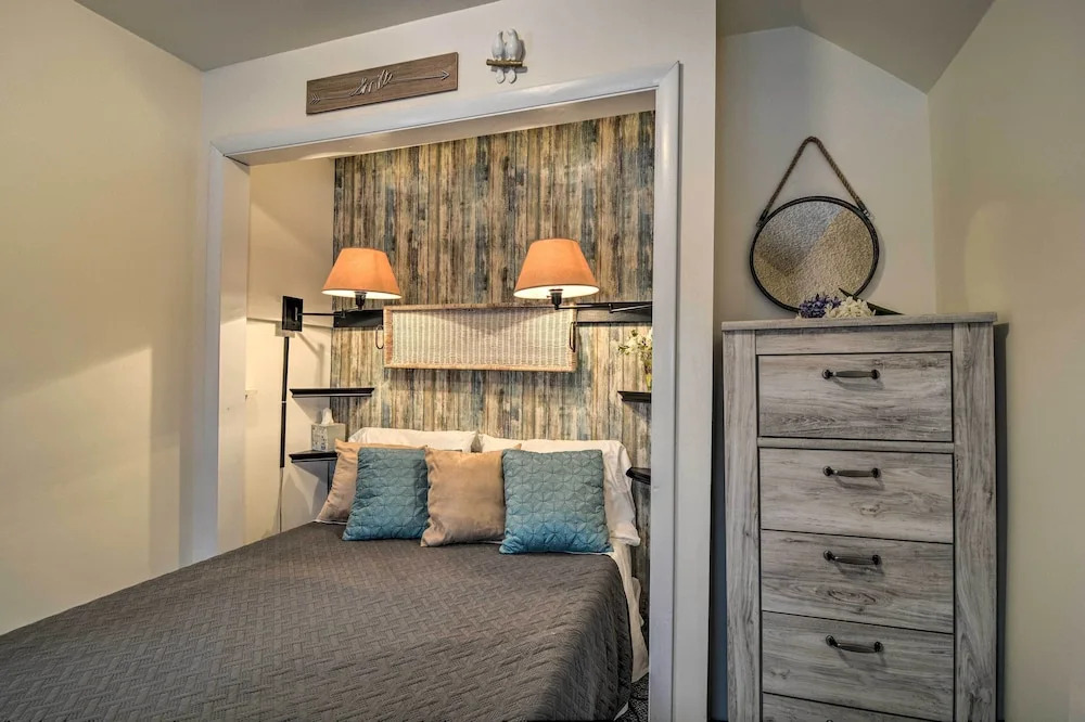 Hip Downtown Cottage - Walk to Beach, Pier, Dining