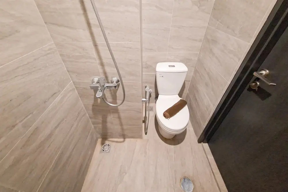 Minimalist And Homey Studio At Apartment Collins Boulevard