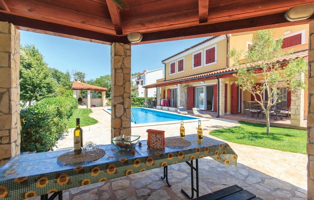 Awesome Apartment in Banjole With Wifi, 1 Bedrooms and Outdoor Swimming Pool