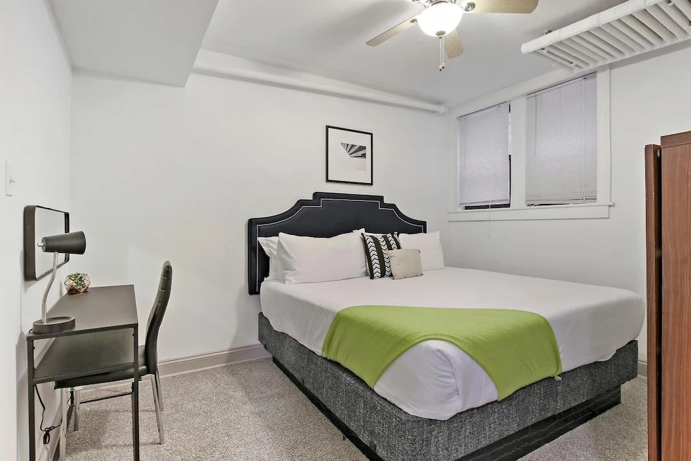 Front Garden 1BR Apt in Lakeview