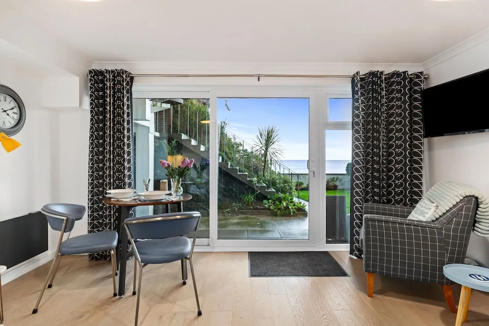 2 Beach Court - Direct Beach Access Sea Views