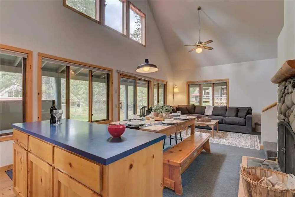 2 Circle 4 Cabin