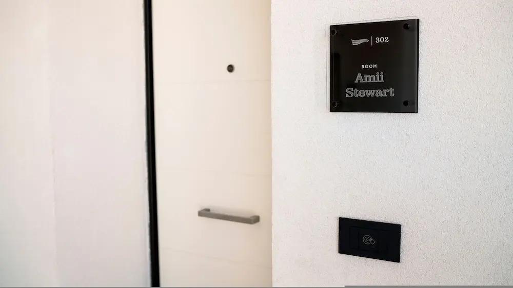 Welcomely - Deluxe Room - Amii Stewart