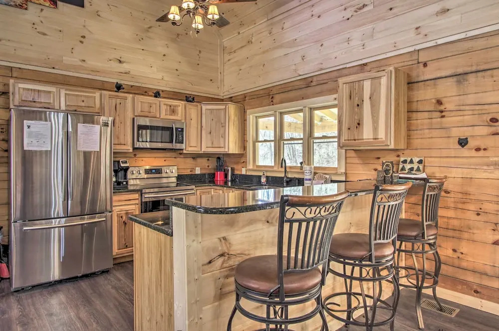 'the Phoenix' Cabin w/ Hot Tub in Gatlinburg!