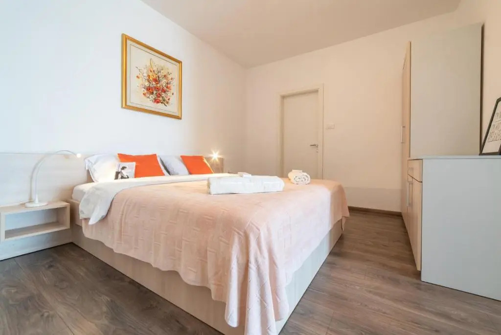 Apartmani D & J with Heated Pool & Stunning Sea View