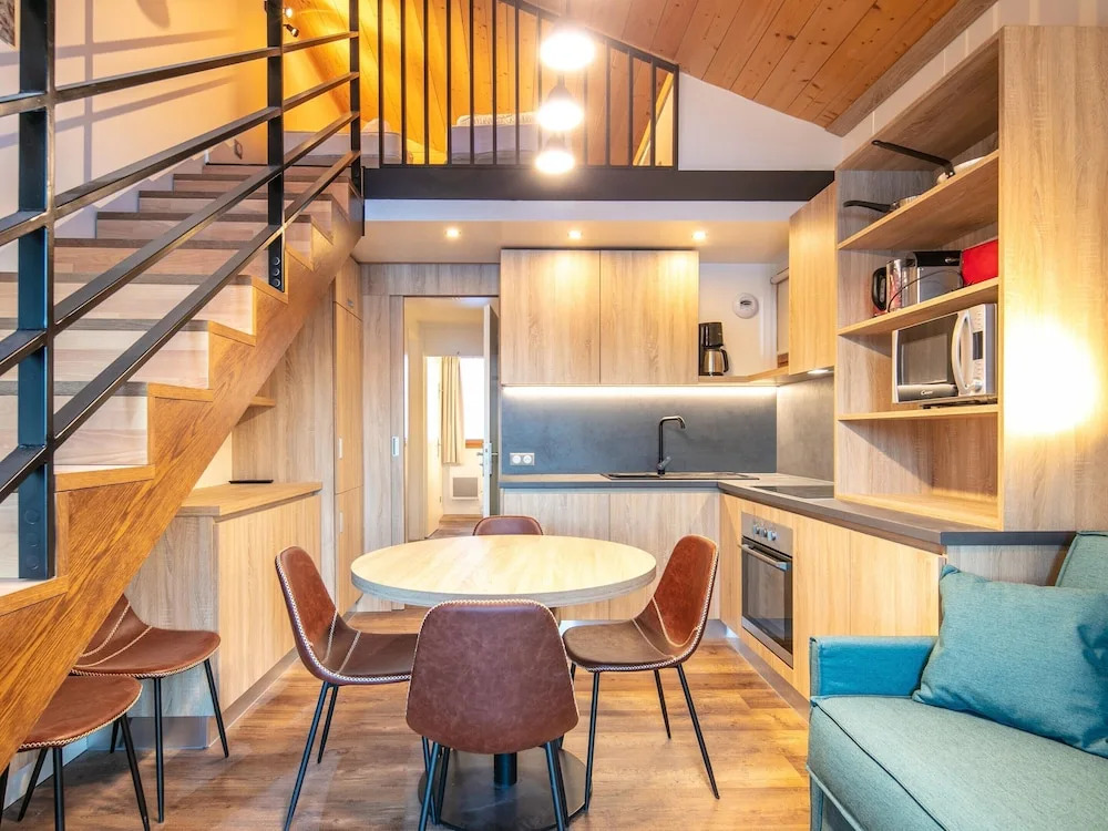 Cozy Alpine Stay for 5 in Doucy